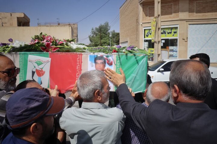 تشییع پیکر شهید سردار «ناصر طحانی» بر دستان مردم سمنان+تصاویر