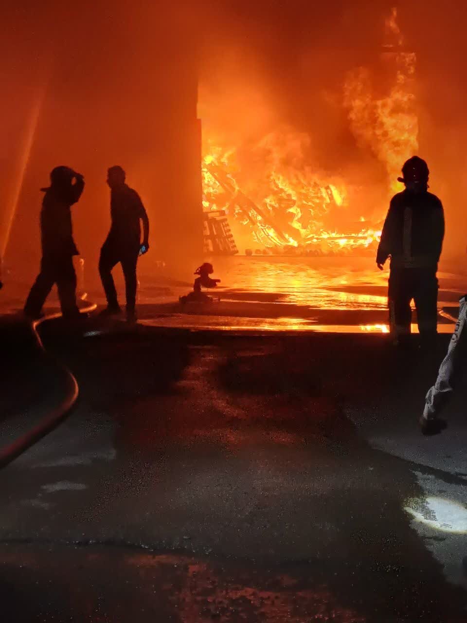 اعزام خودروهای آتشنشانی از ۴ شهرستان به شهرک صنعتی یزد