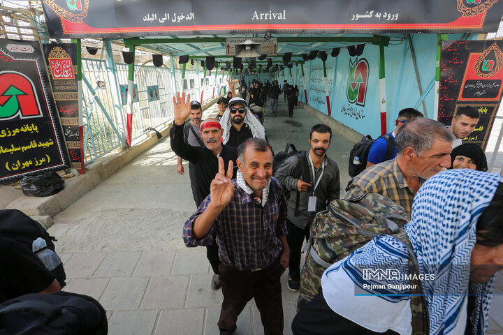 فیلم| بازگشت زائران اربعین به کشور از مرز مهران