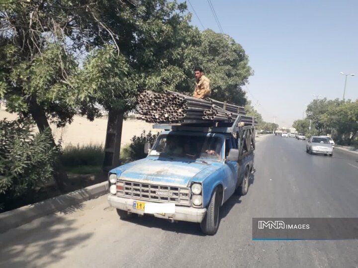 برخورد قانونی بازرسان سازمان حمل‌ونقل بار با حمل بار غیرمتعارف در شهر اصفهان