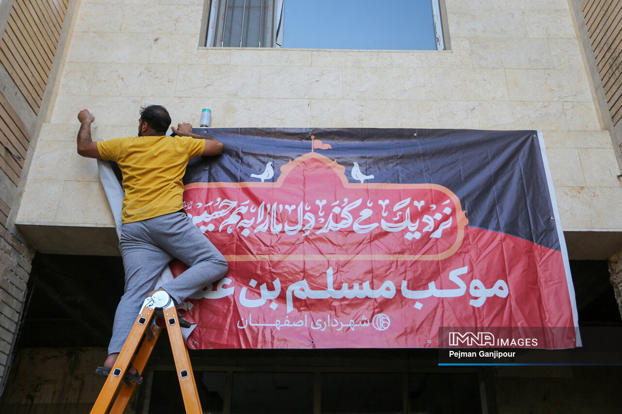 خبرنگاران، عکاسان و تصویربرداران خدمات ارائه شده در شهر کربلا را به تصویر می‌کشند