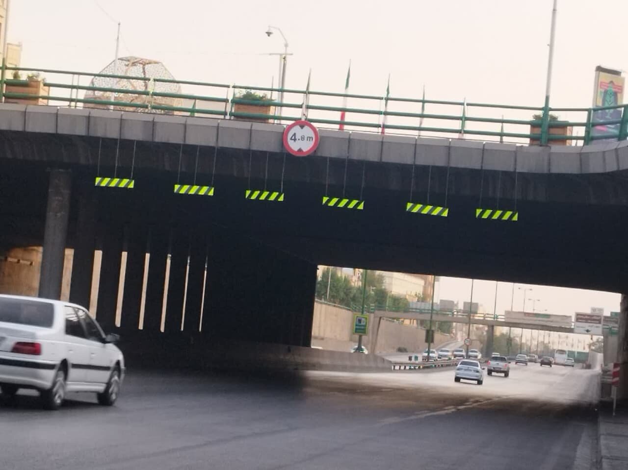 علت برخورد تریلی حامل بار با عرشه پل صاحبروضات چه بود؟