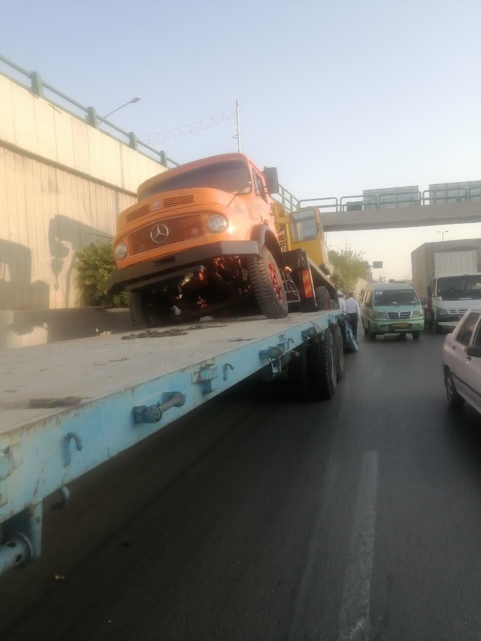 علت برخورد تریلی حامل بار با عرشه پل صاحبروضات چه بود؟ + فیلم