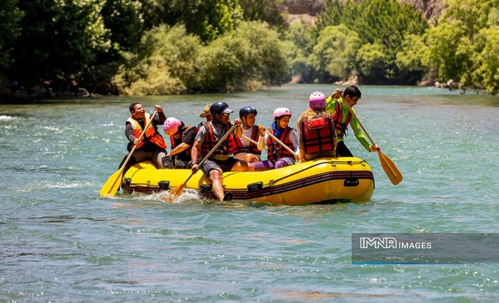 ورزش و تفریح در میان آب‌های خروشان