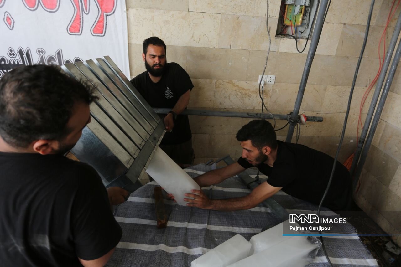 وقتی جوانان با قالبهای یخ برطرف کننده عطش زائران میشوند