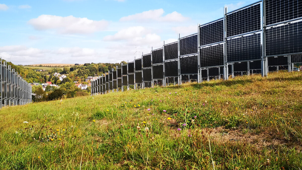 بزرگترین سقف خورشیدی عمودی جهان چگونه عمل میکند؟