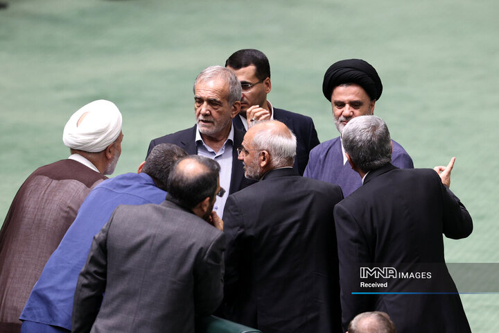 حضور پزشکیان در مراسم پاسداشت شهدای خدمت در مجلس حضور پزشکیان در مراسم پاسداشت شهدای خدمت در مجلس