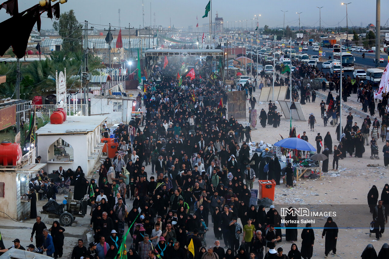 زائران اربعین حسینی در مسیر نجف به کربلا