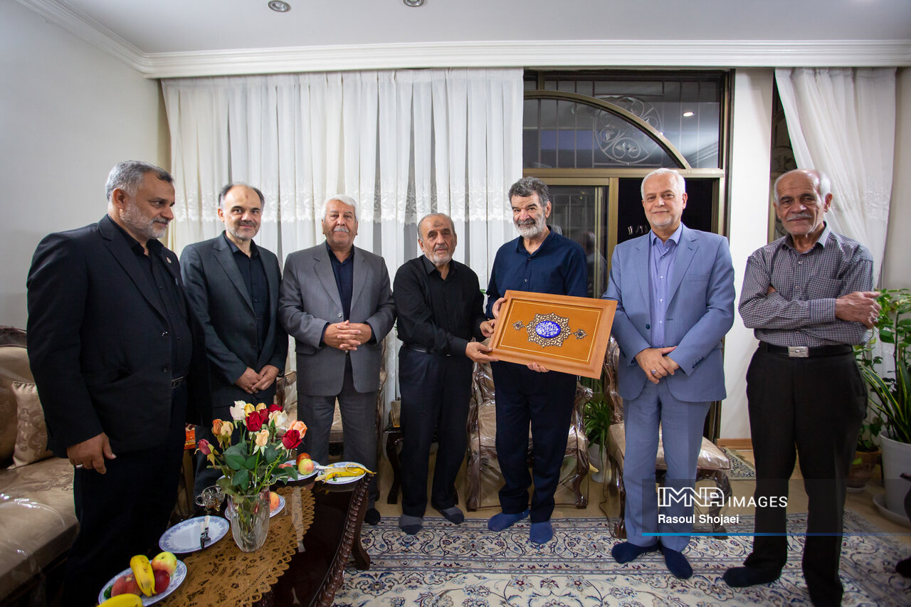 عیادت شهردار اصفهان از استاد خیری مداح و ذاکر اهلبیت (ع)