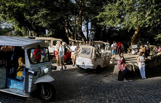 لیسبون در تسخیر توکتوکهای گردشگری