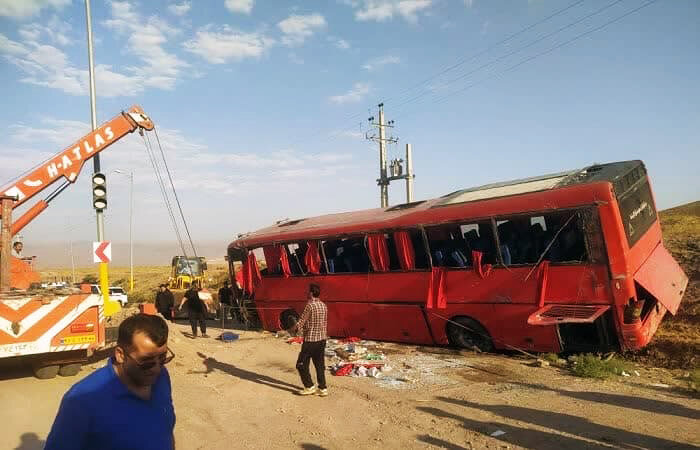 واژگونی اتوبوس در جاده قزوین_رشت ۳۳ مصدوم برجای گذاشت