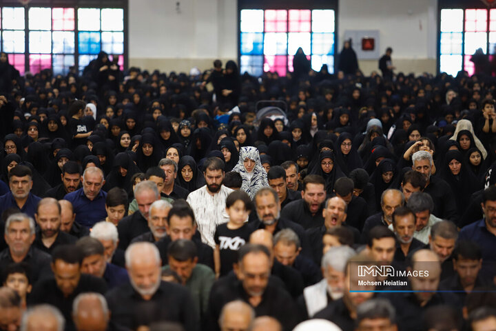 اقامه نماز ظهر  اربعین در گلستان شهدای اصفهان