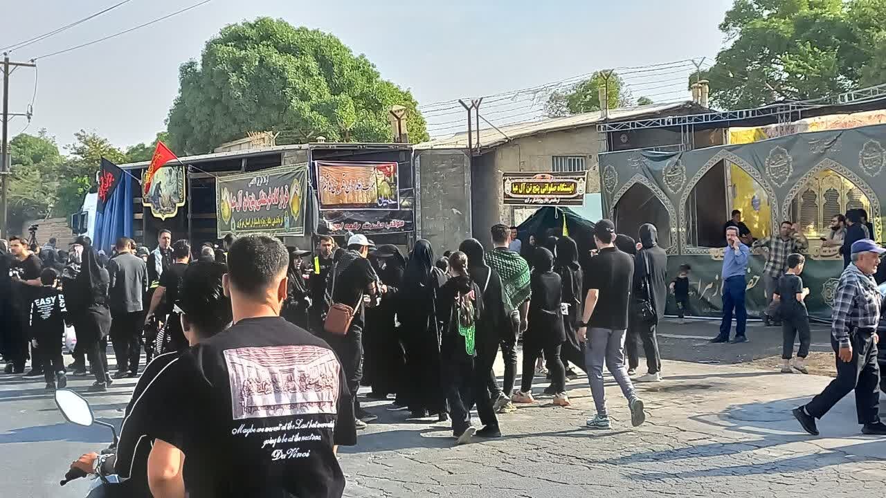 پیادهروی جاماندگان اربعین با حضور پورشور مردم اراک در حال برگزار است