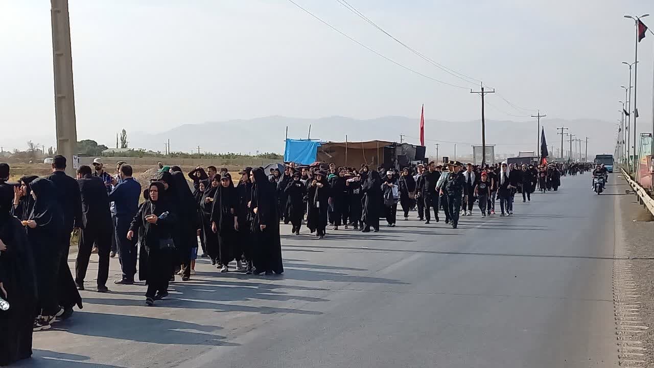 پیادهروی جاماندگان اربعین با حضور پورشور مردم اراک در حال برگزار است