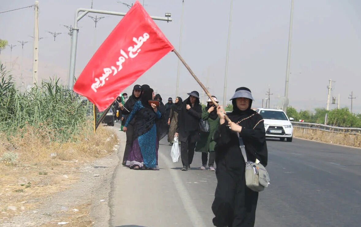 پیادهروی مردم گچساران در اربعین حسینی؛ عشق به حسین(ع) گرما و خستگی نمیشناسد+ عکس