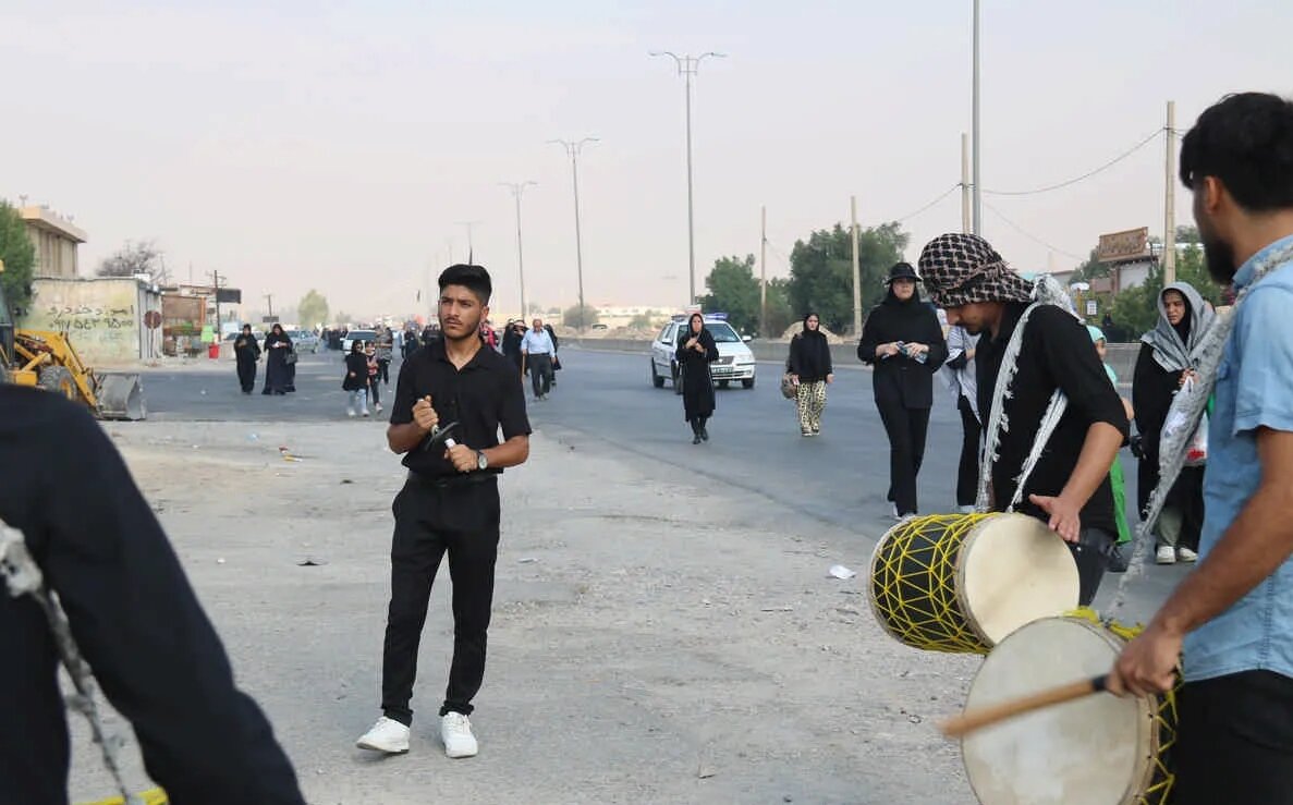 پیادهروی مردم گچساران در اربعین حسینی؛ عشق به حسین(ع) گرما و خستگی نمیشناسد+ عکس