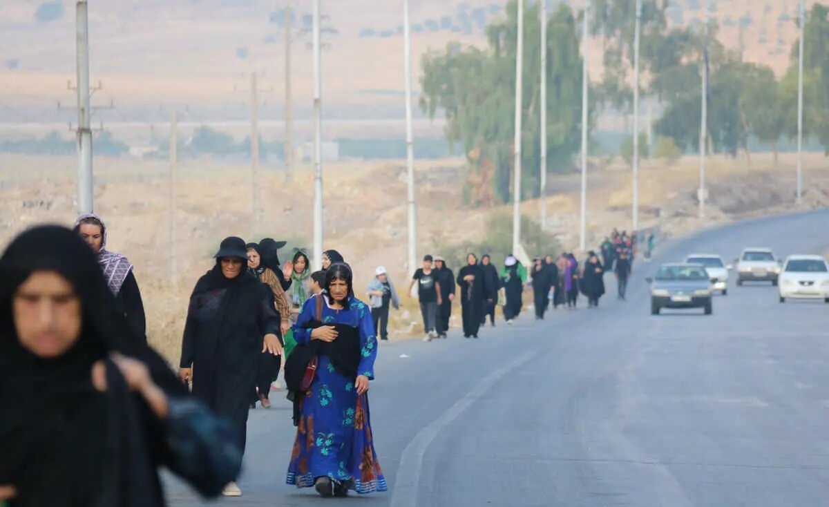 پیادهروی مردم گچساران در اربعین حسینی؛ عشق به حسین(ع) گرما و خستگی نمیشناسد+ عکس