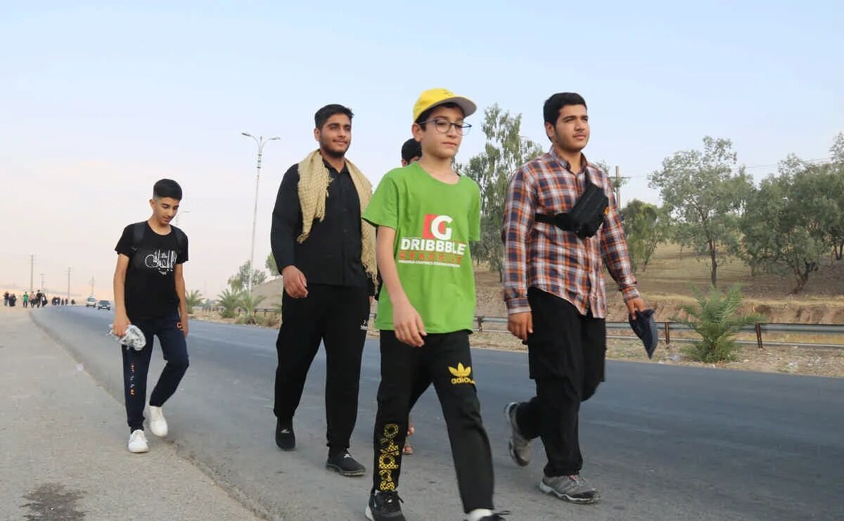 پیادهروی مردم گچساران در اربعین حسینی؛ عشق به حسین(ع) گرما و خستگی نمیشناسد+ عکس