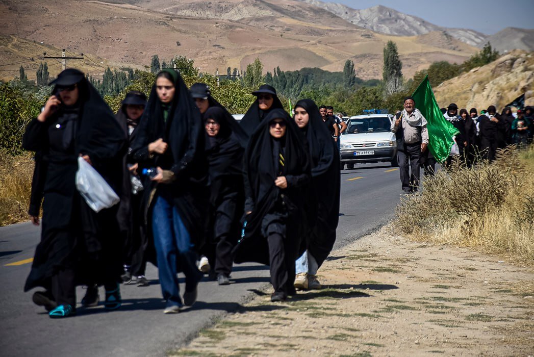 قدم به قدم تا ملجأی درماندگان/ دشواریهای شیرین زیارت با ۲۴۰ کیلومتر پیادهروی