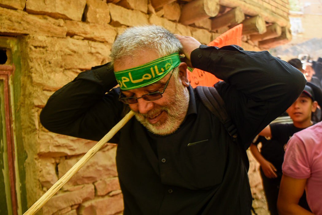 قدم به قدم تا ملجأی درماندگان/ دشواریهای شیرین زیارت با ۲۴۰ کیلومتر پیادهروی