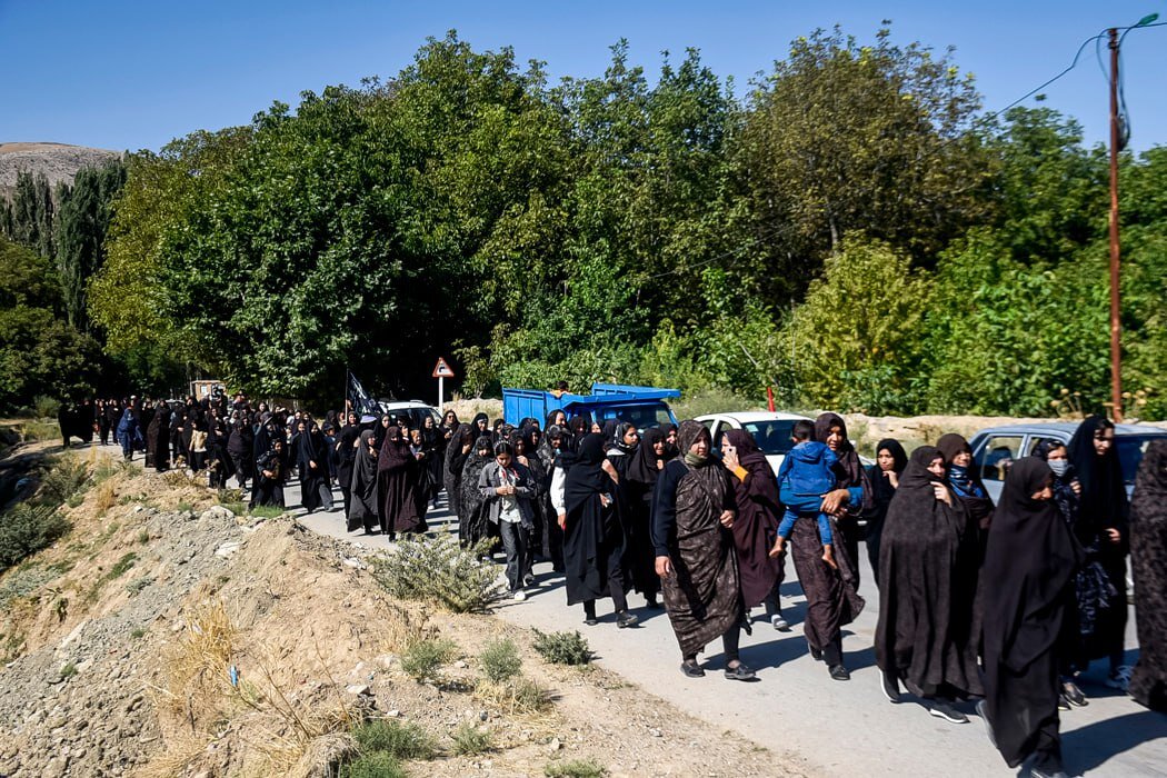 قدم به قدم تا ملجأی درماندگان/ دشواریهای شیرین زیارت با ۲۴۰ کیلومتر پیادهروی