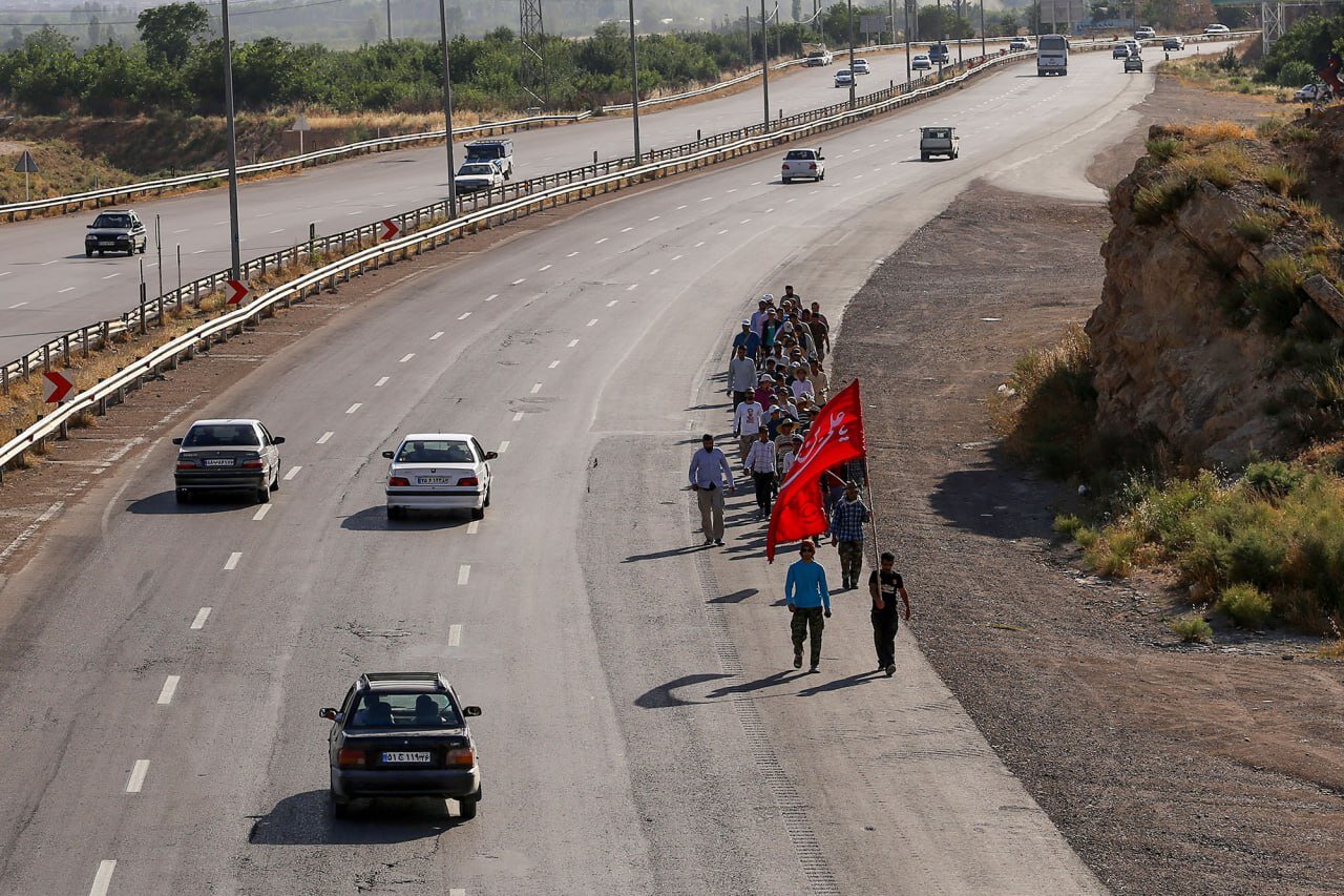 قدم به قدم تا ملجأی درماندگان/ دشواریهای شیرین زیارت با ۲۴۰ کیلومتر پیادهروی