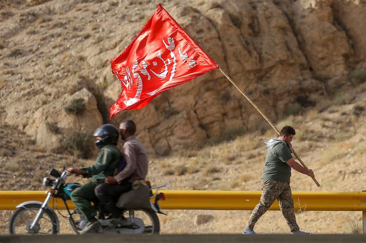 قدم به قدم تا ملجأی درماندگان/ دشواریهای شیرین زیارت با ۲۴۰ کیلومتر پیادهروی