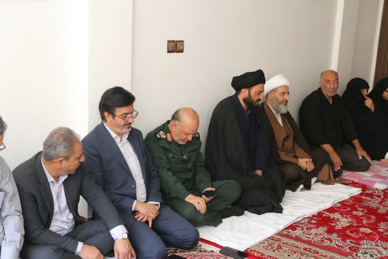 دیدار فرمانده سپاه صاحبالزمان (عج) استان اصفهان با خانواده شهید نظری در فلاورجان