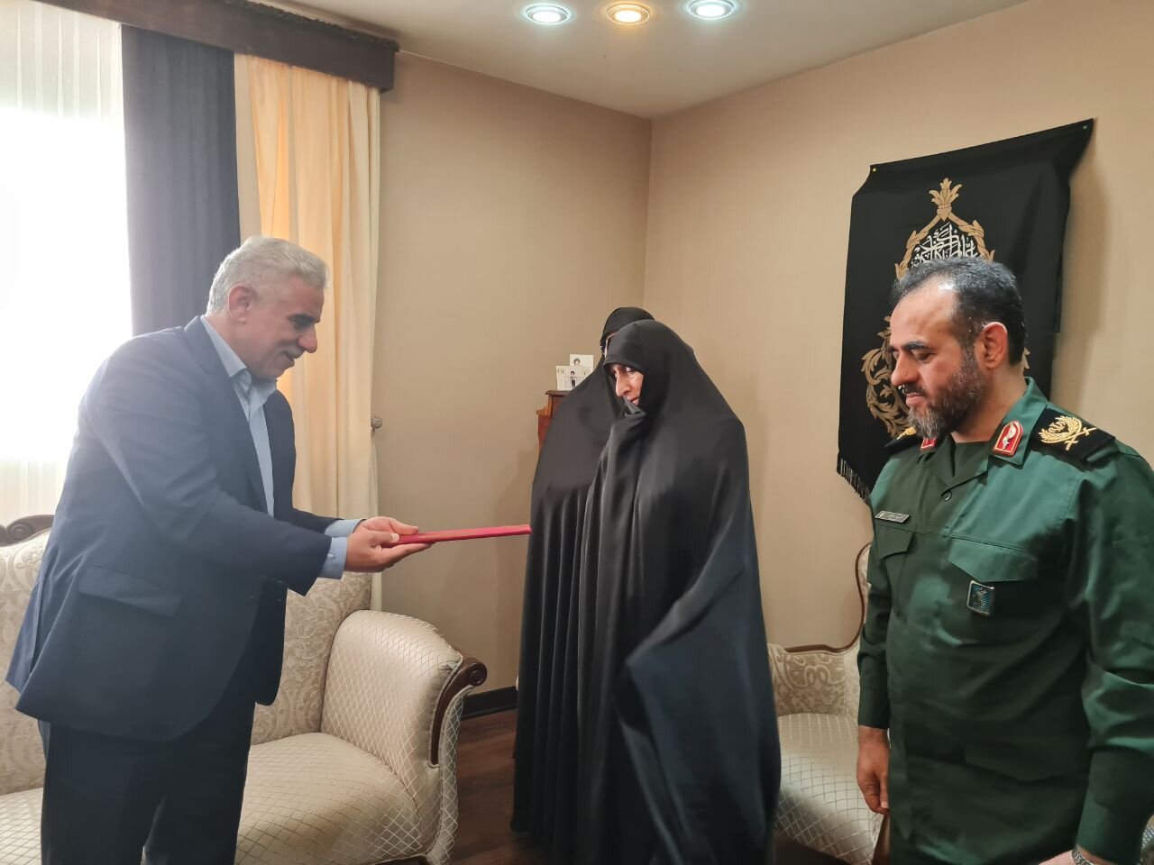 دیدار معاون هماهنگ کننده نیروی قدس سپاه و استاندار گیلان با خانواده شهید قلیپور