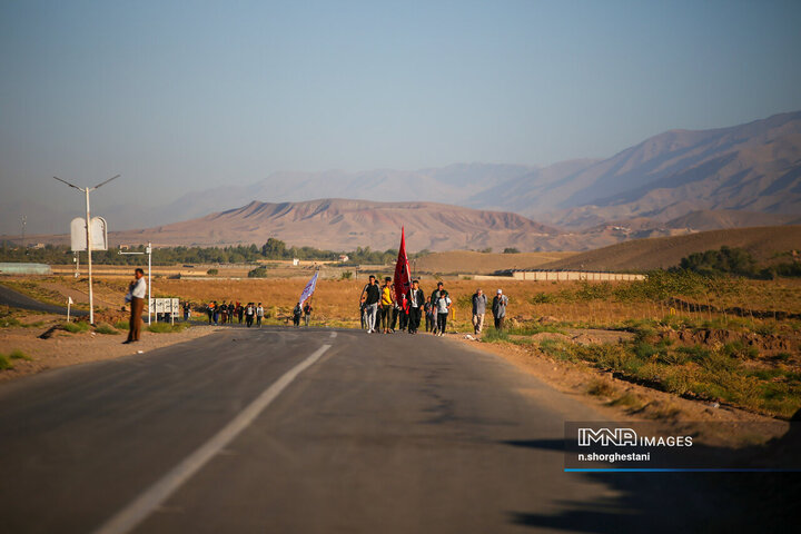 زائران پیاده امام رضا (ع)