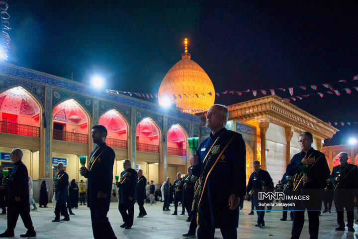 لاله گردانی خدام حرم شاهچراغ(ع) در شام شهادت امام رضا(ع)