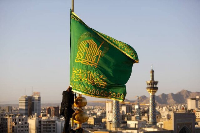 عکس/تعویض پرچم گنبد حرم مطهر رضوی در طلوع سومین روز ماه ربیع الاول