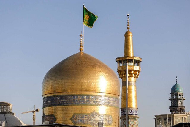 عکس/تعویض پرچم گنبد حرم مطهر رضوی در طلوع سومین روز ماه ربیع الاول