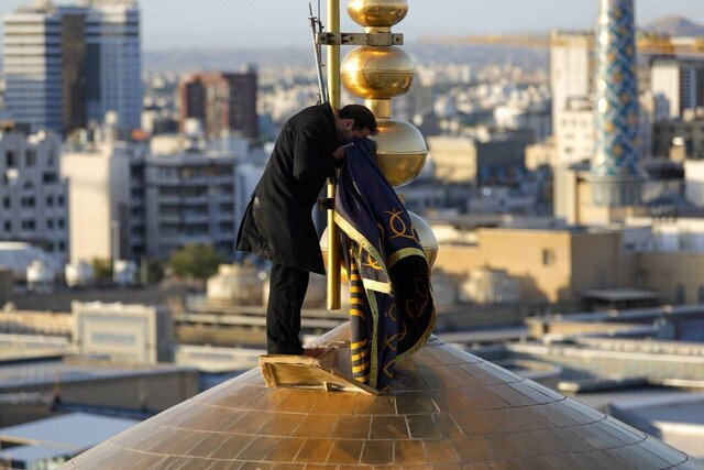 عکس/تعویض پرچم گنبد حرم مطهر رضوی در طلوع سومین روز ماه ربیع الاول