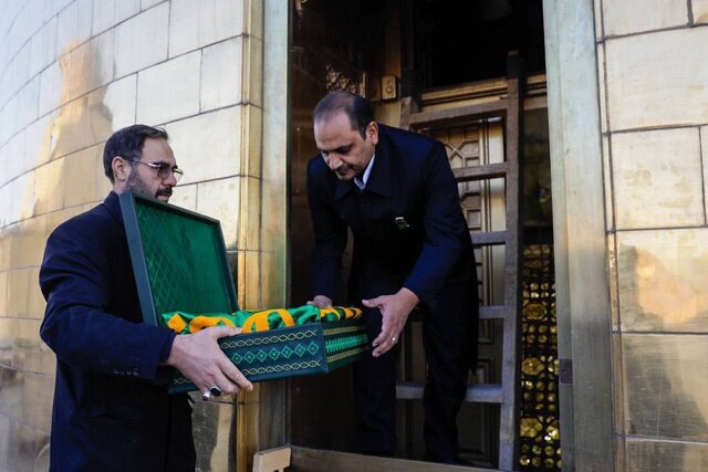 عکس/تعویض پرچم گنبد حرم مطهر رضوی در طلوع سومین روز ماه ربیع الاول