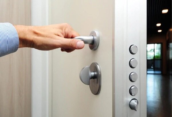 اگر کلید پشت در ضد سرقت بماند چه کاری باید انجام دهیم؟ اگر کلید پشت در ضد سرقت بماند چه کاری باید انجام دهیم؟