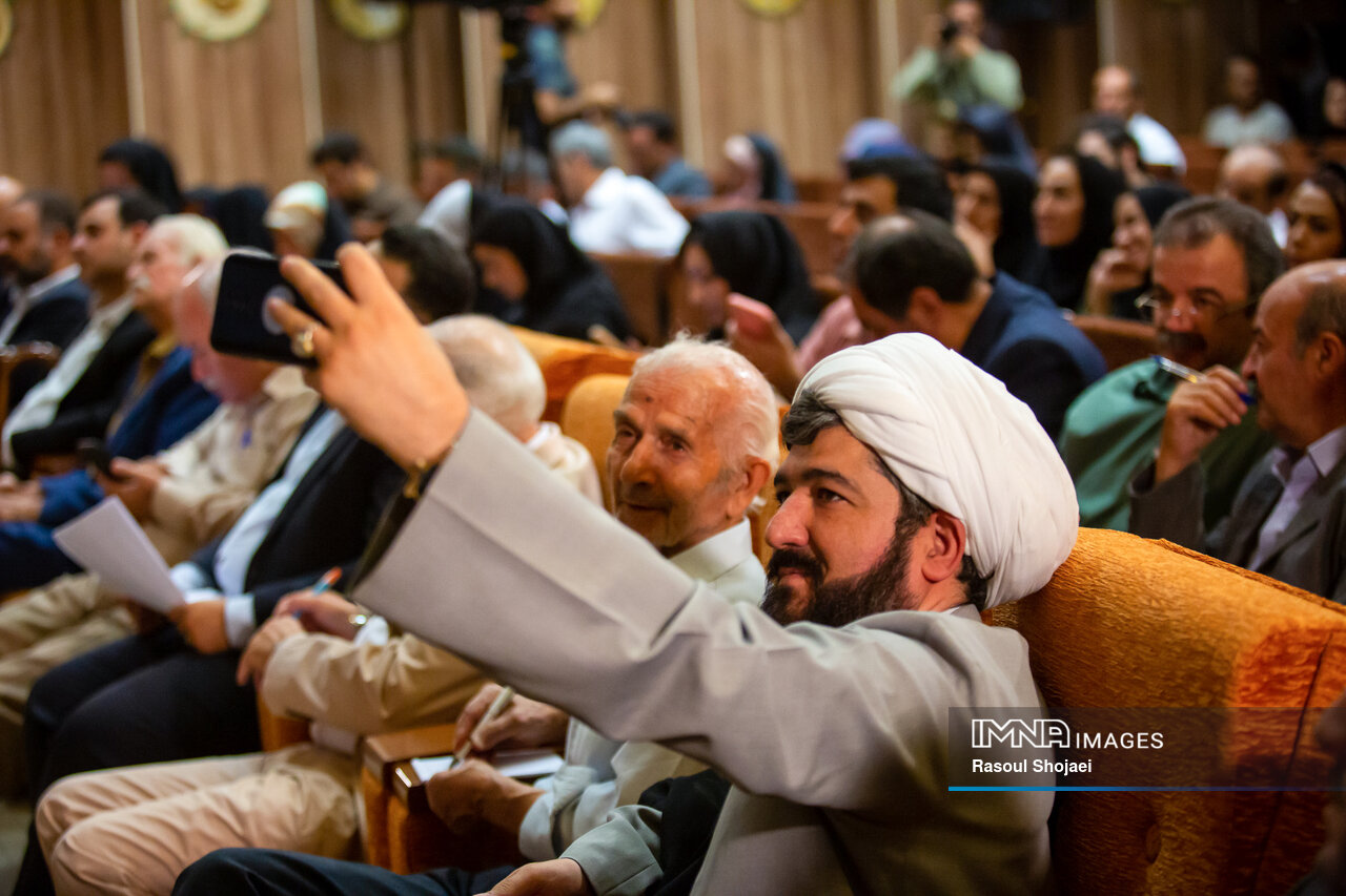 از کُریخوانی فوتبالیها تا یک هدیه ژورنالیستی