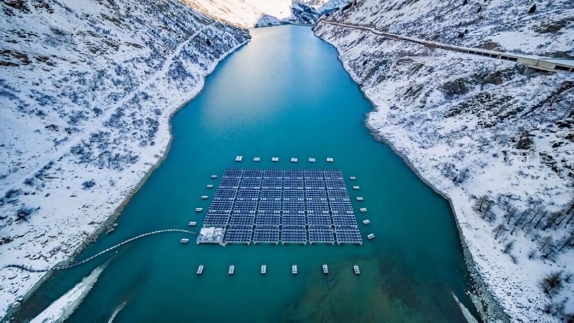 نصب پنلهای خورشیدی بر فراز کوههای آلپ