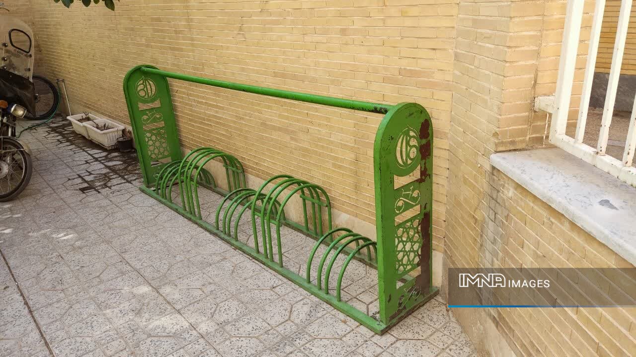 نصب گیرههای دوچرخه در مدارس پسرانه اصفهان/ کاهش ترافیک مهر با مشارکت شهروندان