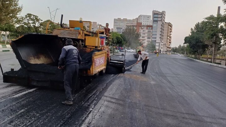 توزیع بالغ بر ۴۲۰ تن آسفالت برای ترمیم و بهسازی خیابان میرزای شیرازی