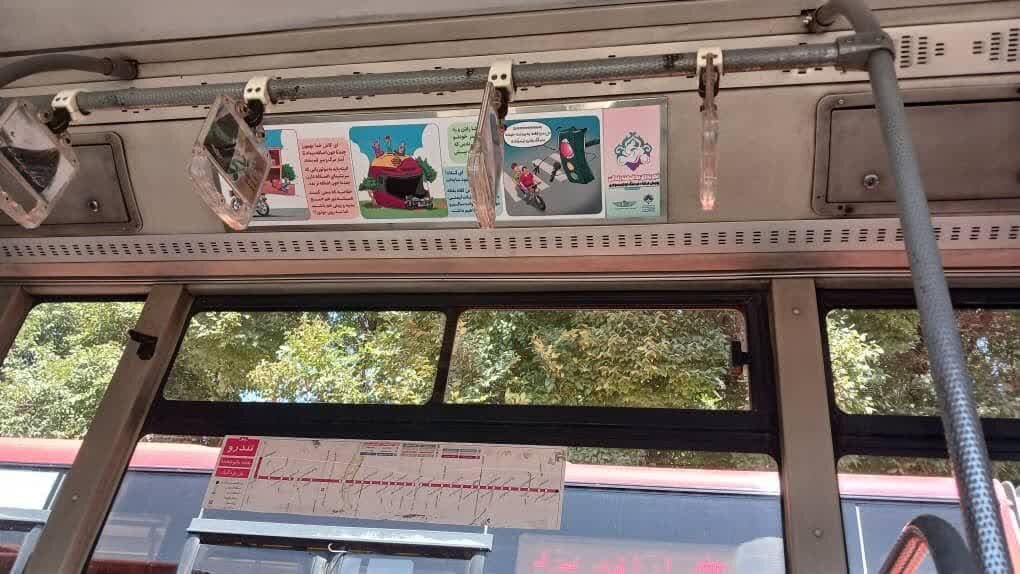 نصب ۳ مجموعه داستان تصویری در اتوبوسهای اصفهان با موضوع ایمنی موتورسواری