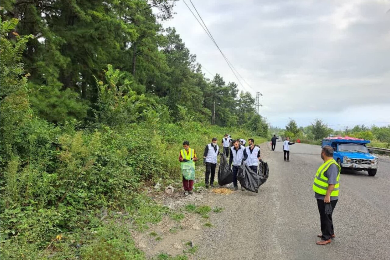 جمعآوری ۴ تن زباله از حاشیه جاده شهرک صنعتی رشت