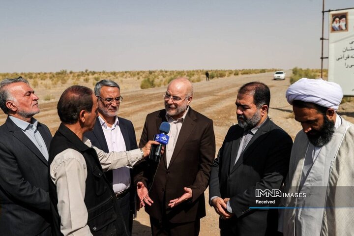 بازدید میدانی دکتر قالیباف از جاده در حال احداث آران و بیدگل به گرمسارد میدانی دکتر قالیباف از جاده در حال احداث آران و بیدگل به گرمسار