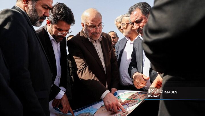 بازدید میدانی دکتر قالیباف از جاده در حال احداث آران و بیدگل به گرمسار