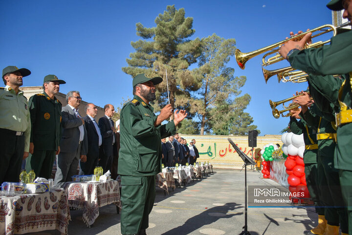 آیین زنگ مهر و مقاومت در دبیرستان شهید منتظری نجف‌آباد