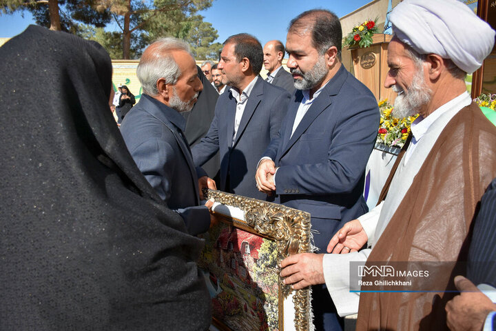 آیین زنگ مهر و مقاومت در دبیرستان شهید منتظری نجف‌آباد