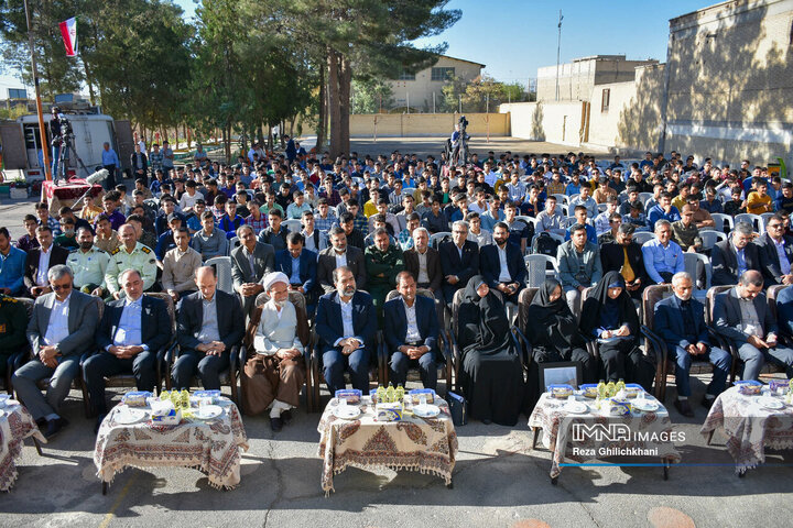 آیین زنگ مهر و مقاومت در دبیرستان شهید منتظری نجف‌آباد