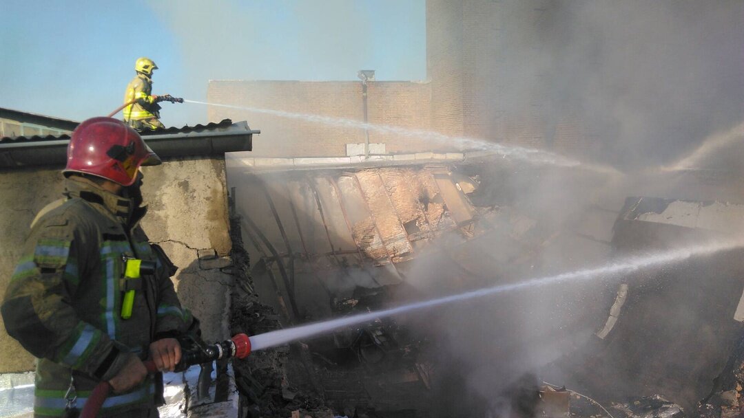 آتشسوزی یک انبار پارچه در جنوب تهران