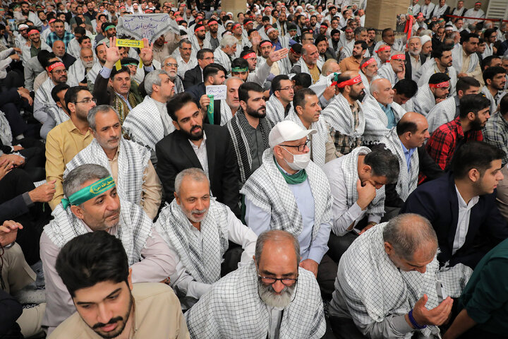 دیدار پیشکسوتان و فعالان دفاع مقدس و مقاومت با رهبر انقلاب