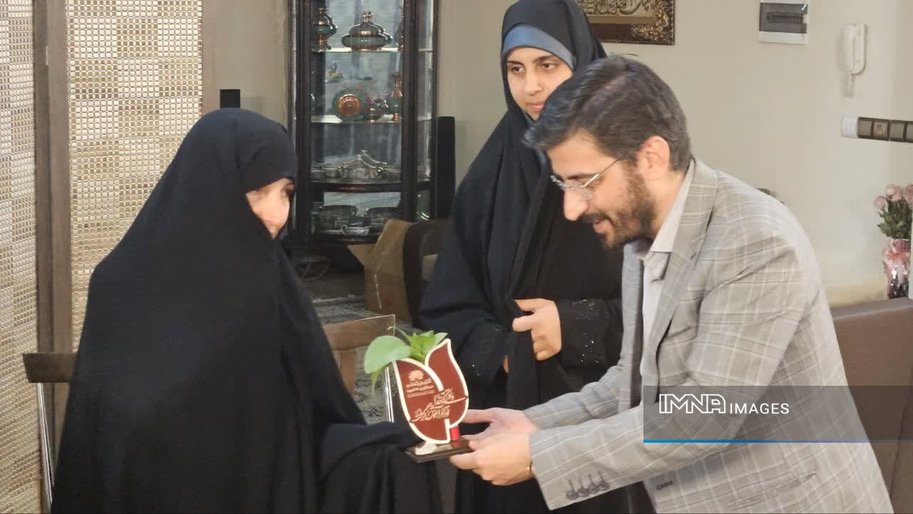 برگزاری کنگره بزرگداشت ۱۱۱۰ شهید منطقه ۱۰ اصفهان/با خدمت صادقانه راه شهدا را ادامه میدهیم